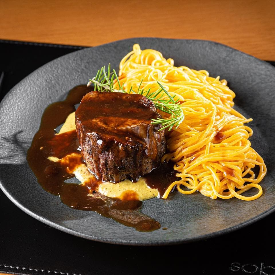 Prato de carne com massa preparado pela cozinha do Soberbo