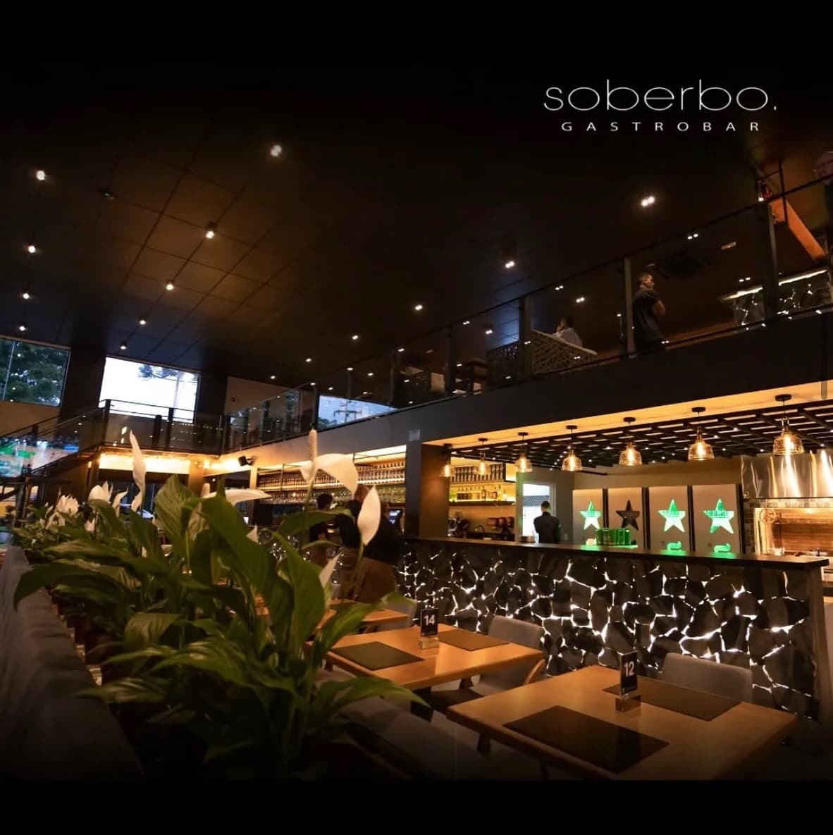Salão do Soberbo com mezanino, bar e iluminação acolhedora