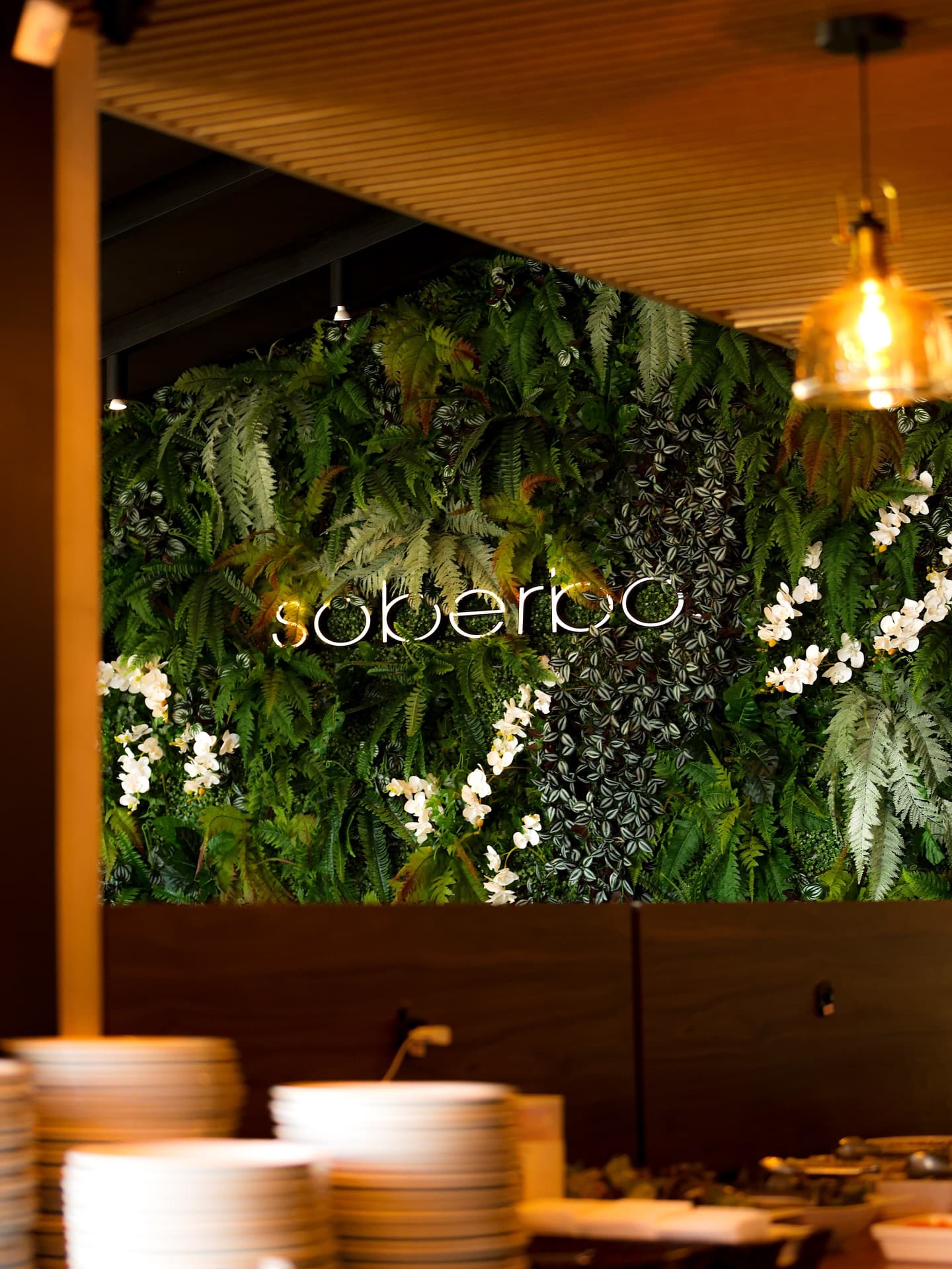Painel verde e detalhes do espaço para eventos do Soberbo